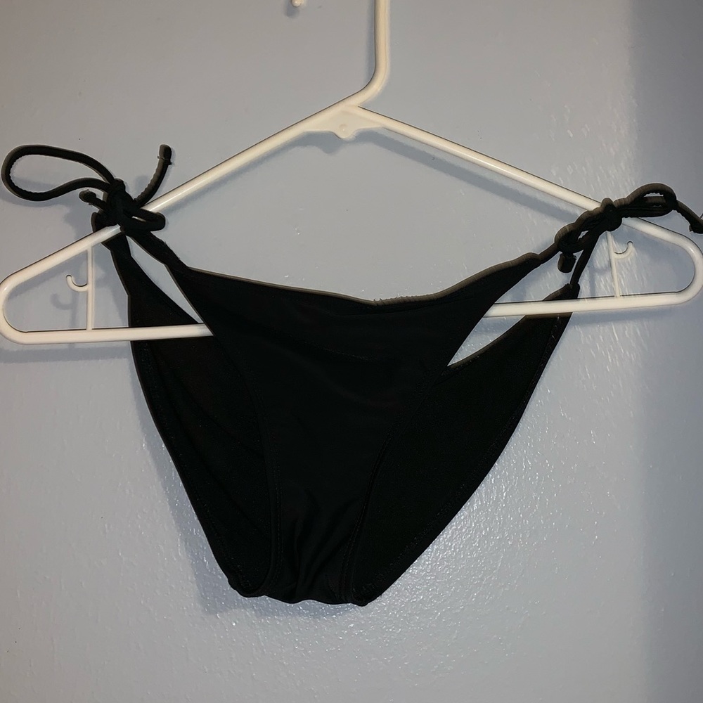 Bikini - Picture 2 of 2